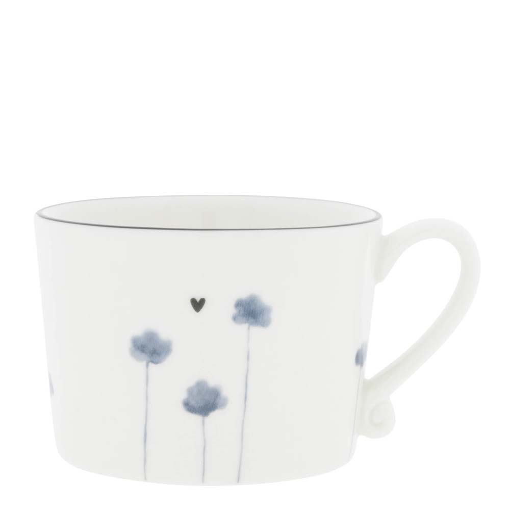 Keramikbecher mit Blumenmuster und Henkel auf weißem Hintergrund.
Produktname: Bastion Collection - Tasse Iris Blue Poppy
