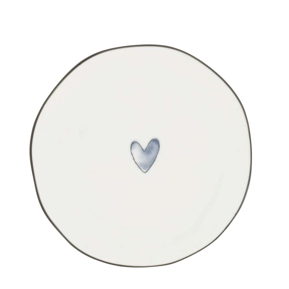 Ein Bastion Collections – Beilagenteller Iris Blue Heart Teller mit einem kleinen blauen Herzmuster in der Mitte.