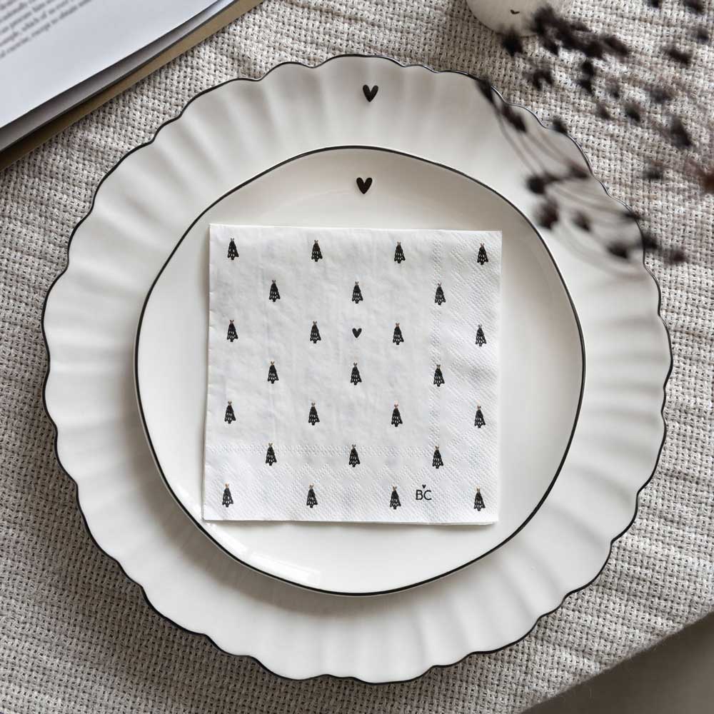Ein Teller mit einem schwarz-weißen Muster darauf von Bastion Collections – Papierservietten little Trees 20 Stück.