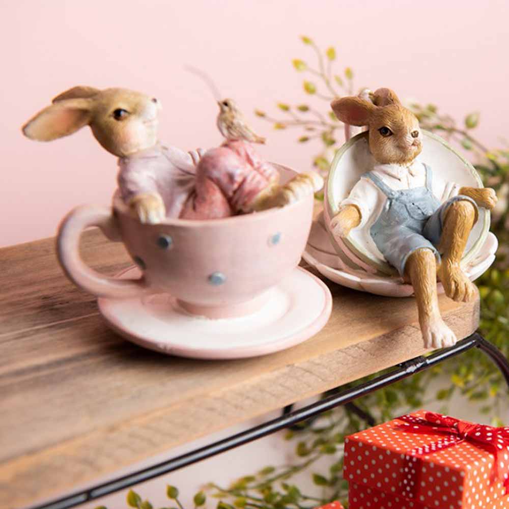Zwei Clayre & Eef - Hase in Tasse mit Vogel Rosa Figuren sitzen in einer Teetasse.