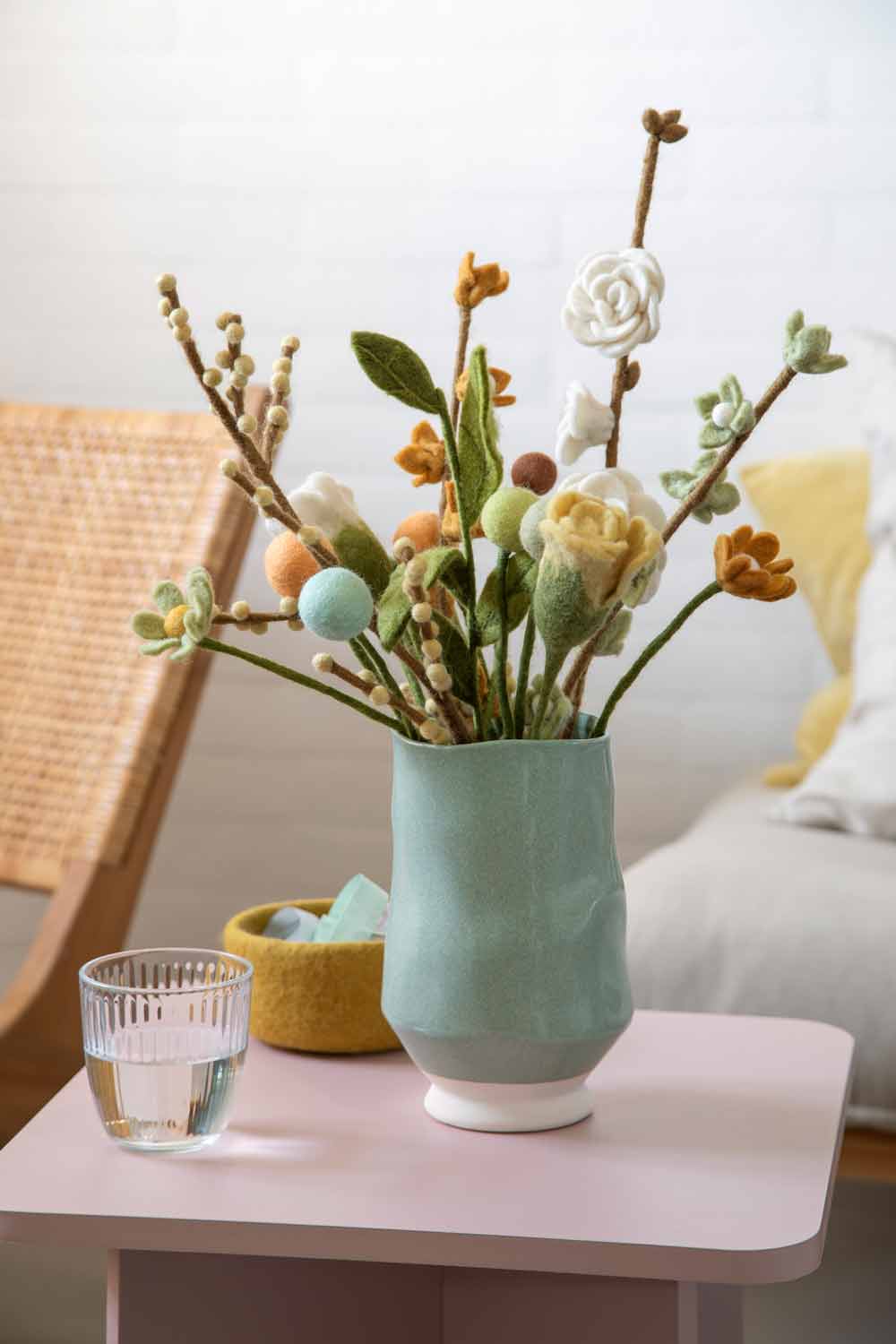 Blumenstrauss aus Filz in Vase auf Tisch