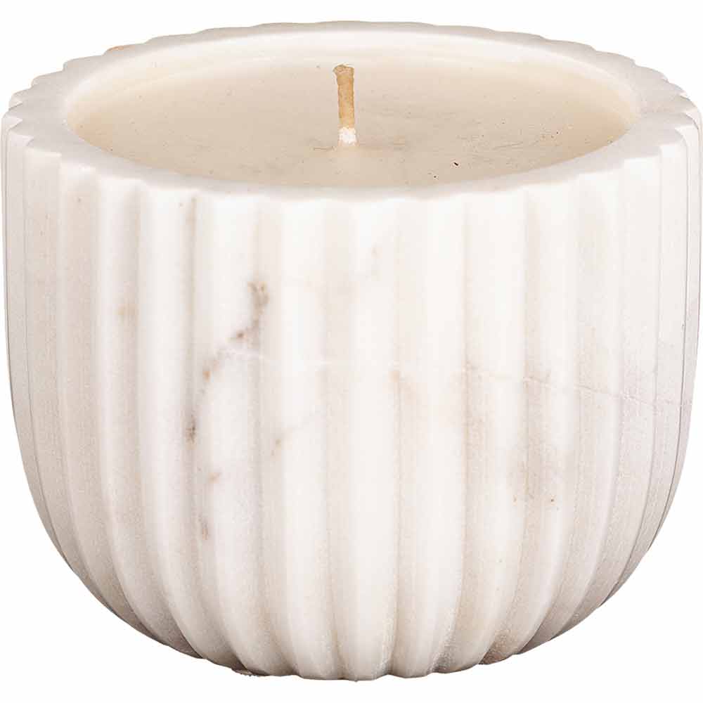 Weißer GreenGate - Kerzenhalter Kleine Kerze in einem geriffelten Halter mit einem unbeleuchteten Docht, isoliert auf einem weißen Hintergrund.