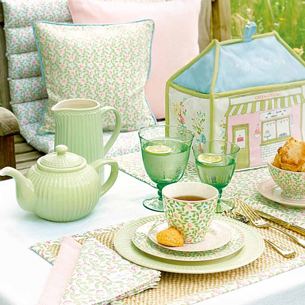 Ein Tisch mit Teeservice, Teekanne und einer Tasse Tee