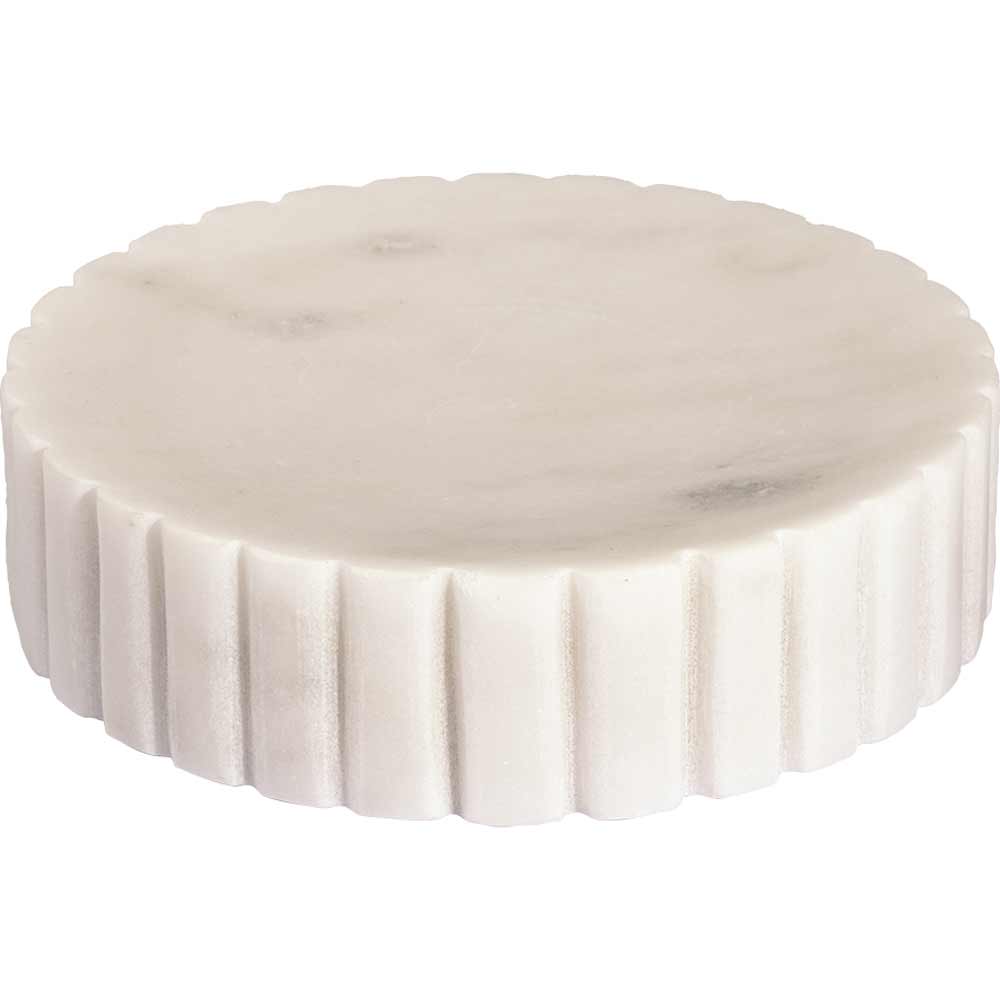 Eine einzelne GreenGate - Marmor Seifenhalter runde weiße Seife mit geriffeltem Rand, isoliert auf einem weißen Hintergrund.