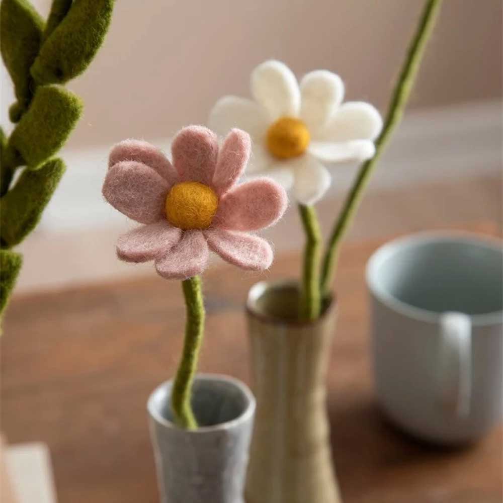 Gry & Sif - Anemone Filz Blumen in Vasen auf einem Tisch.