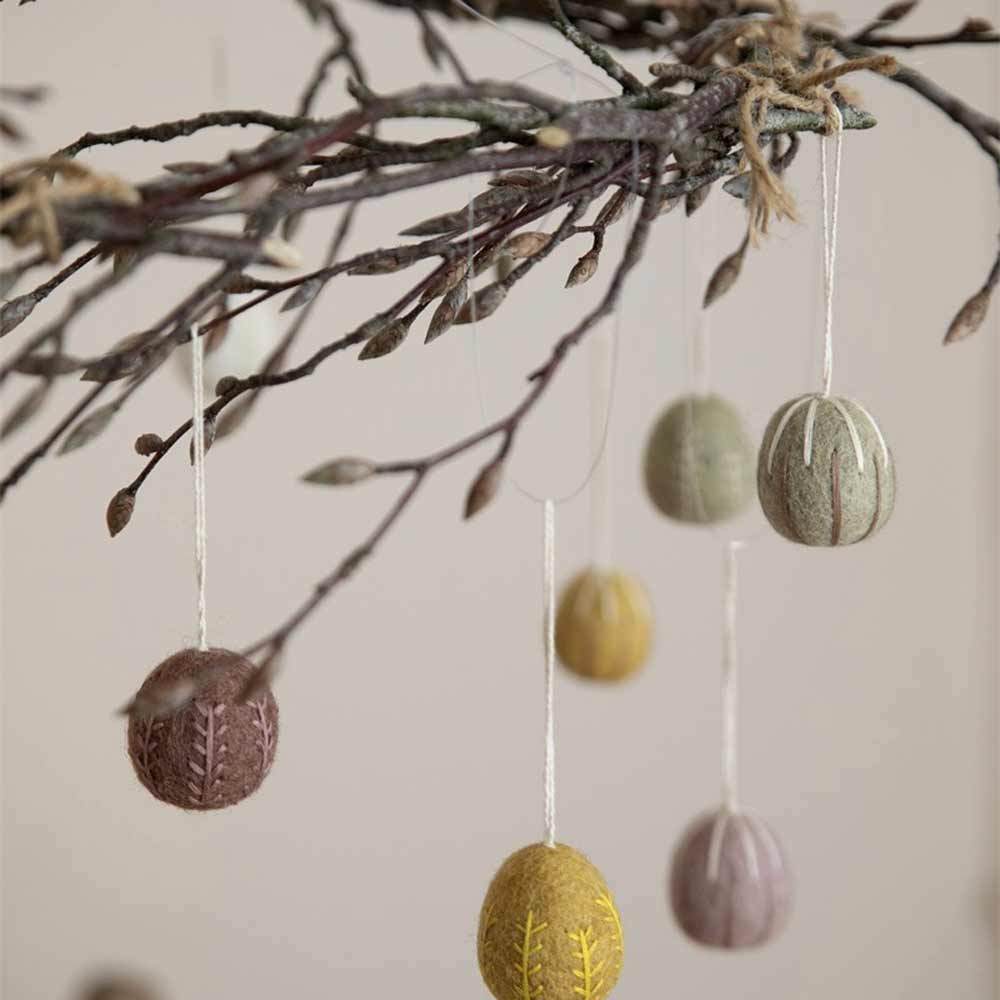 Dekorative Ostereier von Gry & Sif, die an einem Ast hängen und ein einfaches und natürliches Feiertagsdekorationsthema darstellen.