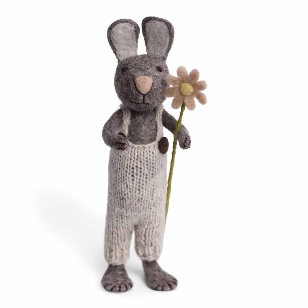 Eine Gry & Sif - Hase Filz mit grauem Schlauch und Blume Figur eines Kaninchens, das aufrecht steht und eine Blume hält.