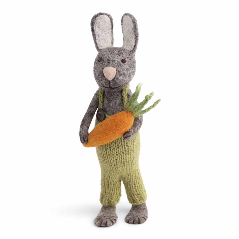 Gry & Sif - Hase Filz mit grünem Schlauch und Karotte hält eine Karotte.