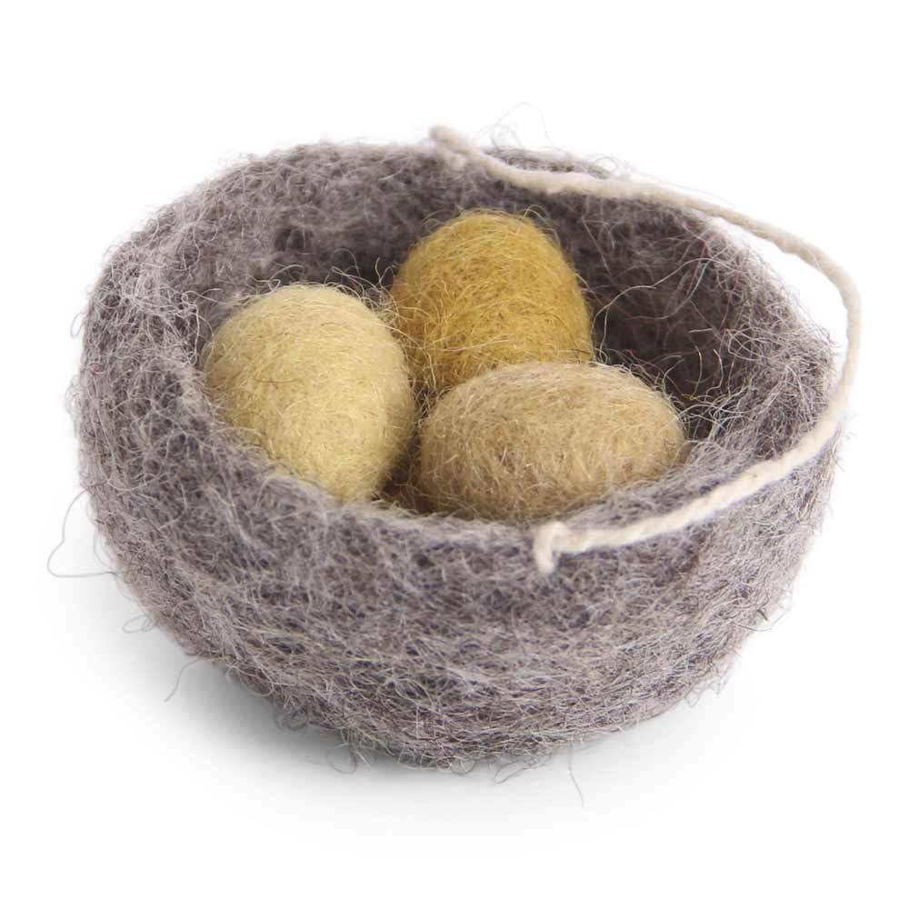 Drei Gry & Sif - Nest mit Eier Filzeier in einem Nest auf weißem Hintergrund.