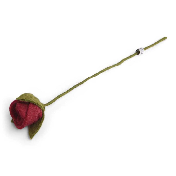 Eine einzelne Gry & Sif - Rose Filz mit grünem Stiel und Blättern, isoliert auf weißem Hintergrund.