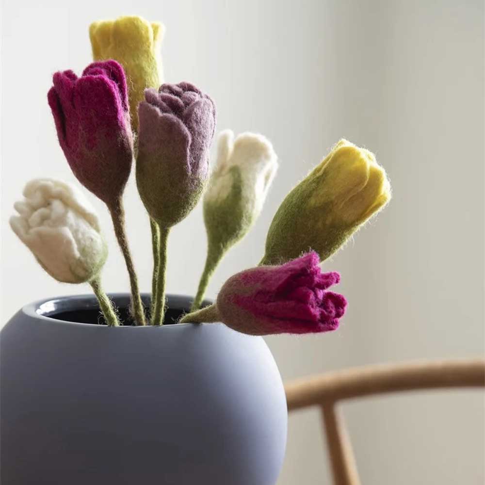 Gry & Sif - Rose Filz Tulpen in einer Vase auf einem Holztisch.