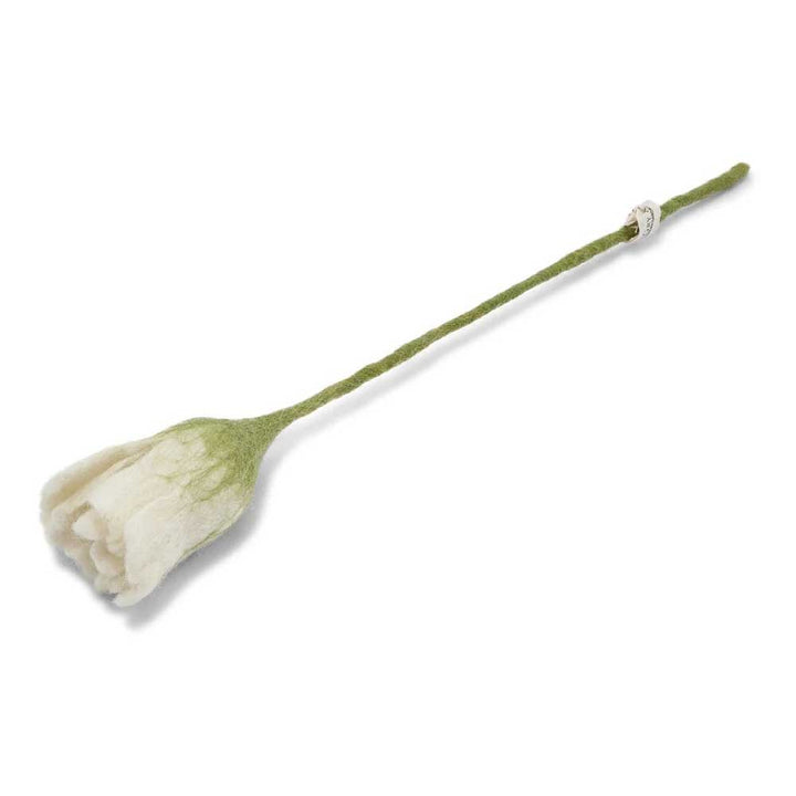 Ein Gry & Sif - Rose Filz mit grünem Stiel auf weißem Hintergrund.