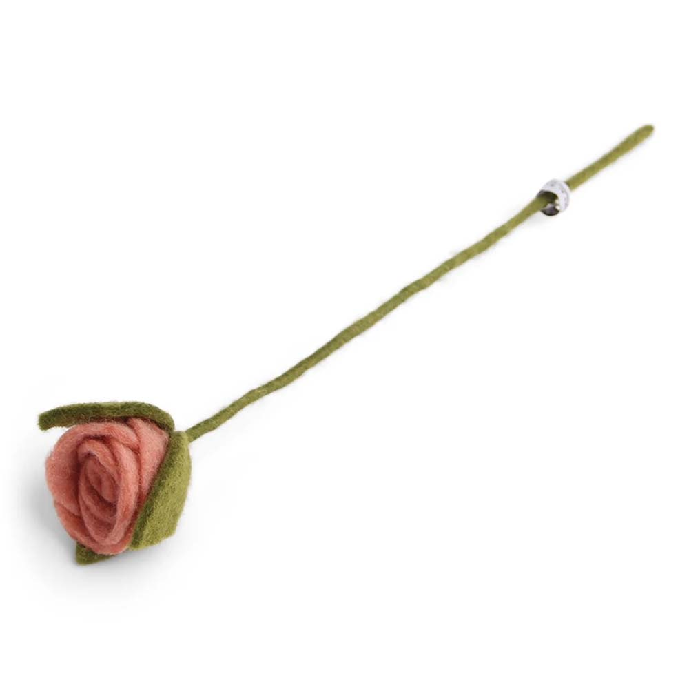 Eine einzelne Gry & Sif - Rose Filz mit grünem Stiel und Blatt, isoliert auf weißem Hintergrund.