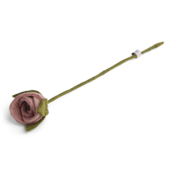 Eine einzelne Gry & Sif – Rose Filz mit einer staubrosa Blüte und grünem Stiel auf weißem Hintergrund.