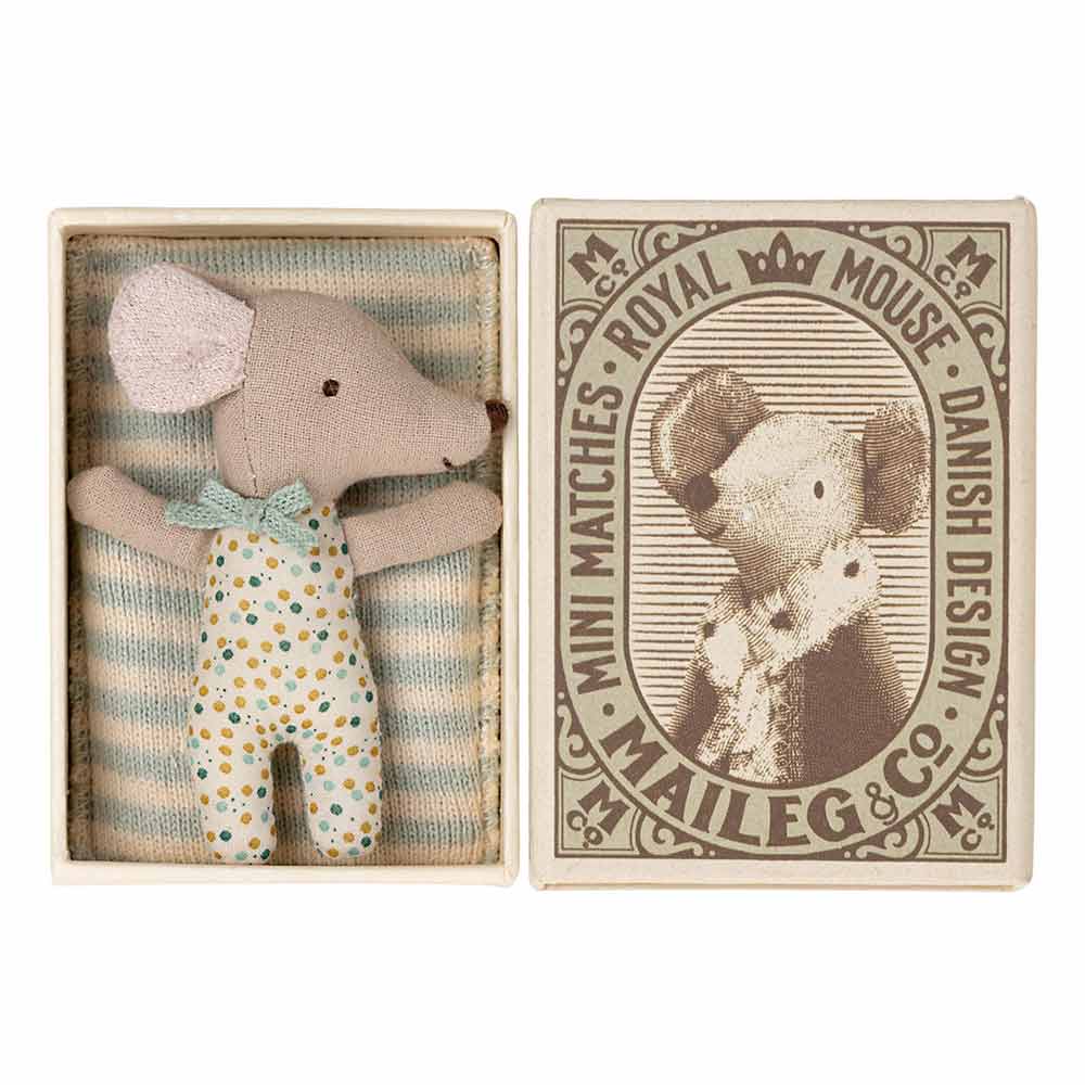 Maileg - Maus Baby Maus in Matchbox Hellblau, im Overall gekleidet, liegt in einer dekorativen Box mit Vintage-Branding auf dem Deckel.