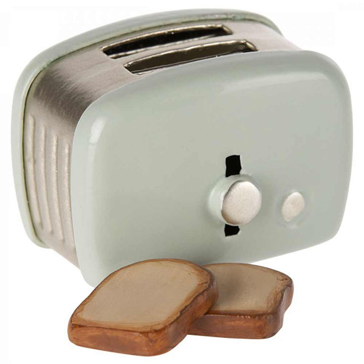 Maileg - Puppenhaus Toaster mit Toast Minze mit zwei Scheiben geröstetem Brot davor.