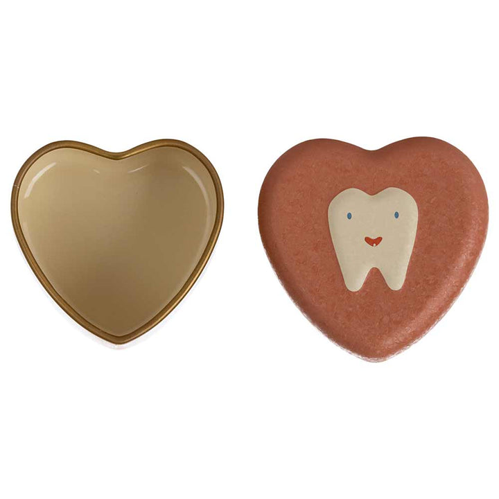 Zwei herzförmige Maileg - Zahnbox-Objekte nebeneinander, eines leer und beige, das andere braun mit einer lächelnden Zahnillustration.