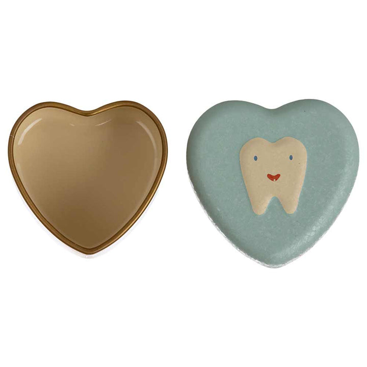 Zwei Maileg - Zahnbox-Objekte nebeneinander, eines einfarbig braun und das andere hellblau mit einem lächelnden Zahndesign.