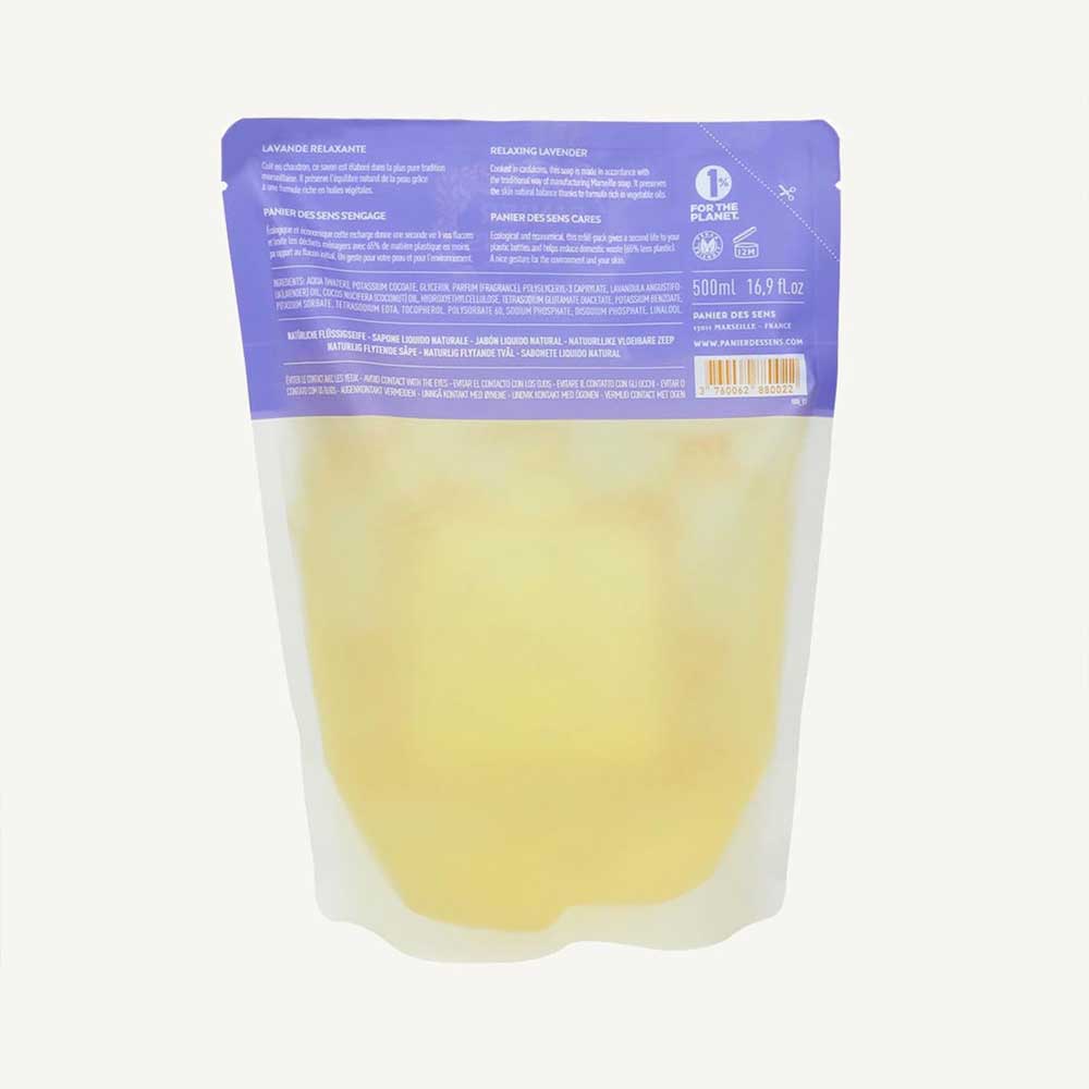 Ein Panier des Sens - Marseiller Flüssigseife Nachfüllbeutel Lavendel 500 ml mit einer hellgelben Flüssigkeit, möglicherweise einem Reinigungs- oder Körperpflegeprodukt, mit einem Etikett oben mit Produktinformationen.