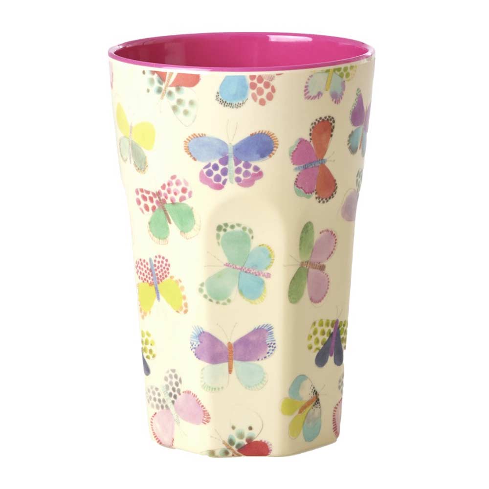 Ein farbenfroher Rice - Melamin Latte Cup Butterfly mit Schmetterlingen darauf.