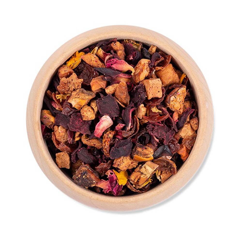 Eine Schüssel mit Tee-Maass - Hasi Tee Früchtetee-Zutaten isoliert auf weißem Hintergrund.