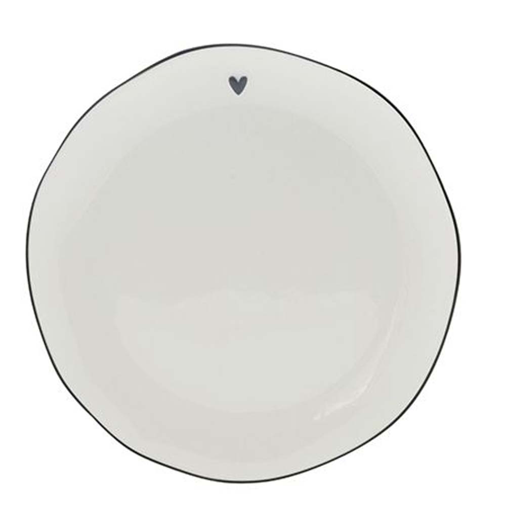 Ein weißer Teller mit einem Bastion Collections – Keksteller Herz darauf.