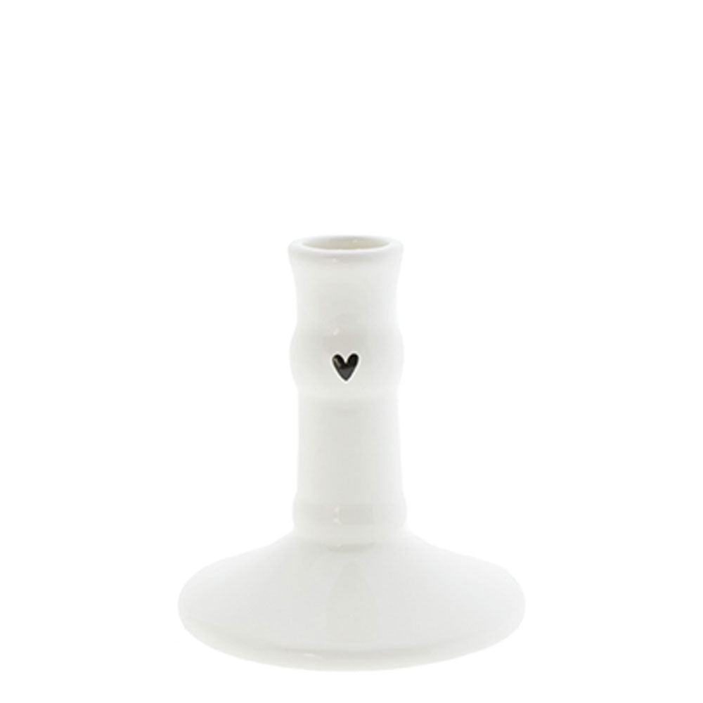 A Bastion Collections – Kerzenständer für Stabkerze Herz weiß 10 cm mit einem schwarzen Herz darauf.