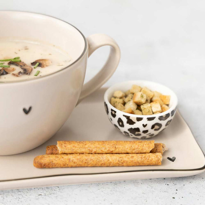 A Bastion Collections – Schüssel Leopard Mini-Suppe mit Crackern auf einem Tablett.