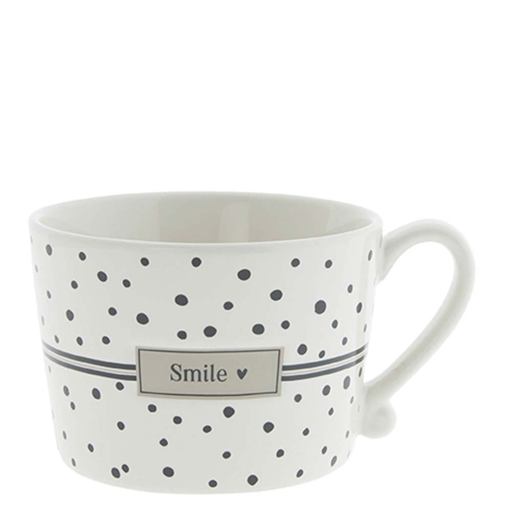 Eine Bastion Collections – Tasse Smile Black Dots Tasse mit dem Wort „Smile“ darauf.