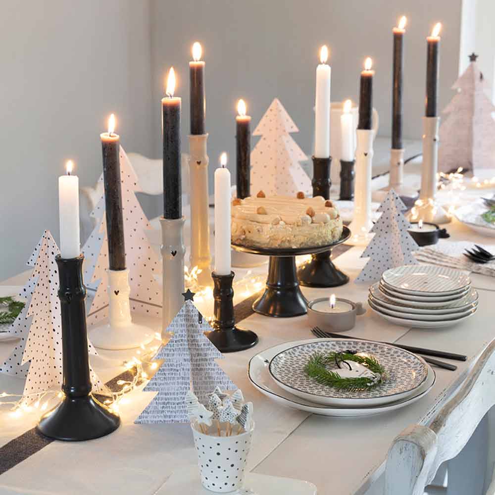Schwarz-weiße Bastion Collections – Kerzenständer für Stabkerze Herz weiß 10 cm Weihnachtstischdekoration mit Kerzen.