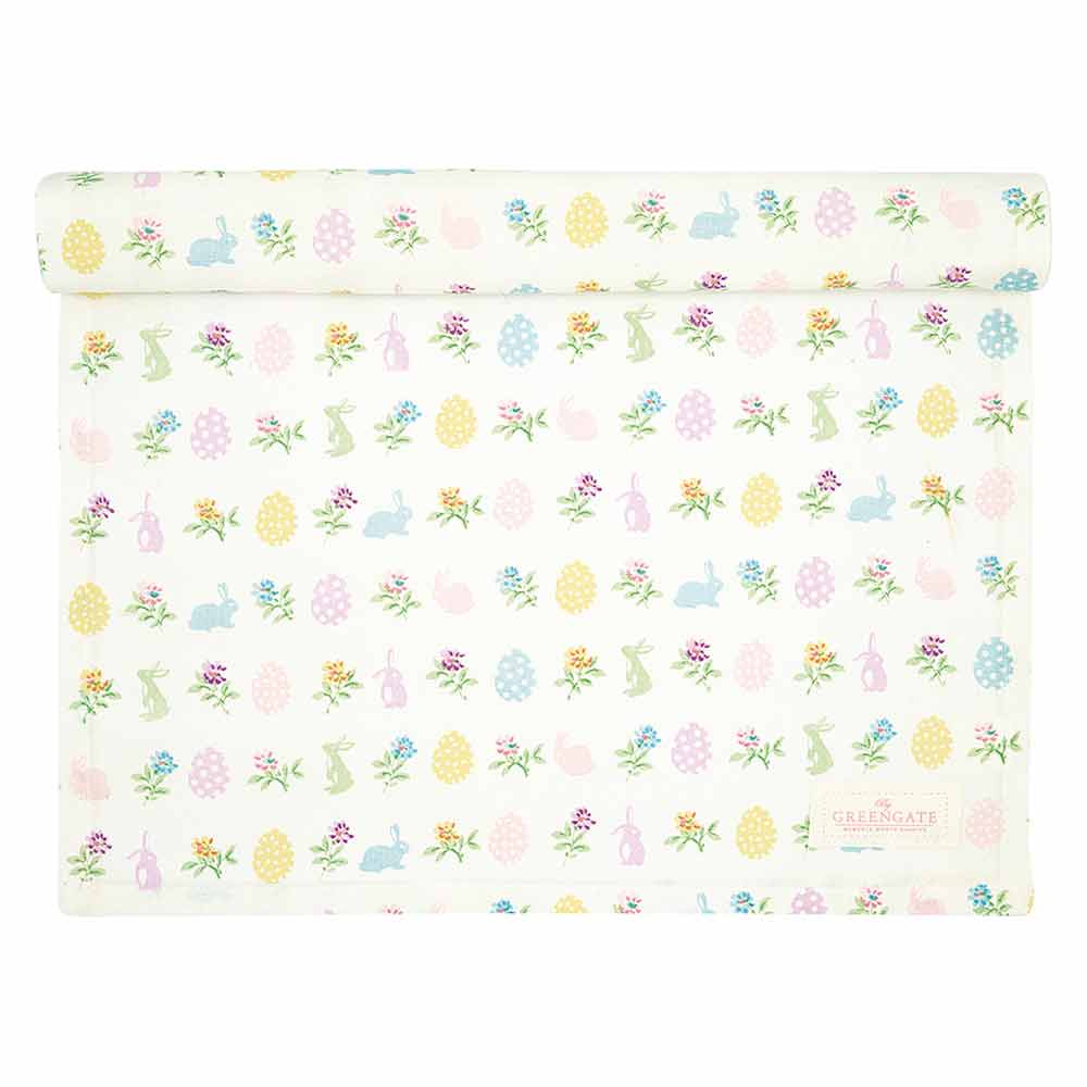 Eine weiße Ostertischdecke von GreenGate - Cilja Tischläufer mit bunten Blumen und Schmetterlingen darauf.