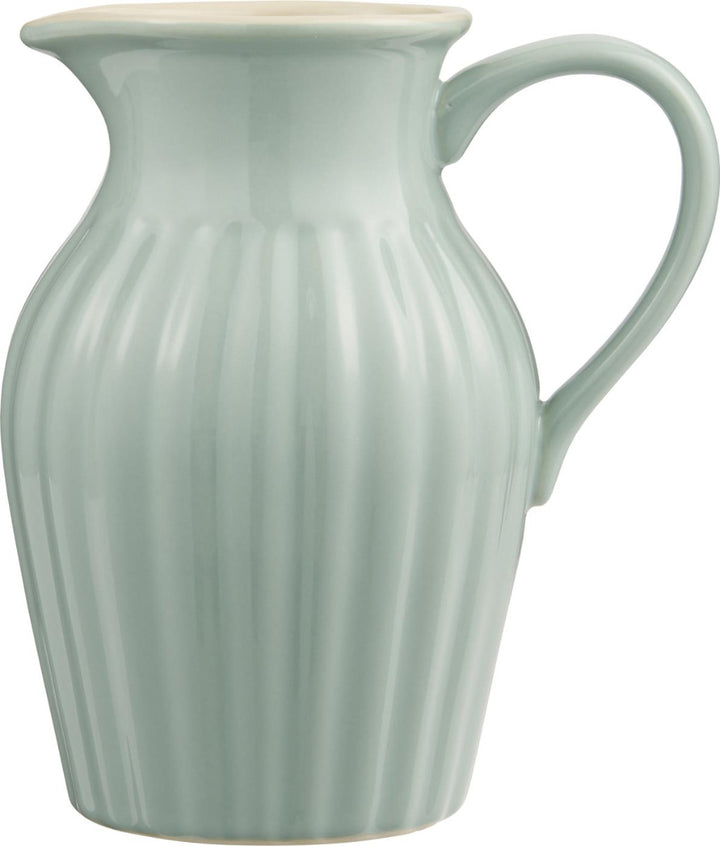 Ein Ib Laursen - Krug Mynte 1,7 Liter Keramikkrug mit glatter, glänzender Oberfläche und vertikaler Rippung.