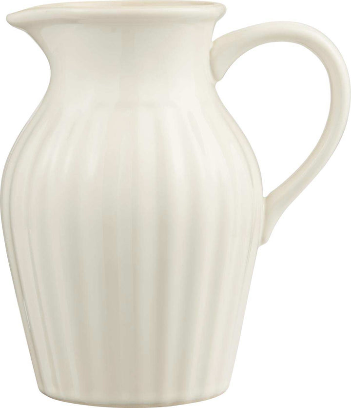 Ein einfacher Ib Laursen - Krug Mynte 1,7 Liter Keramikkrug mit glattem, leicht geriffeltem Design und markantem Henkel, isoliert auf weißem Hintergrund.