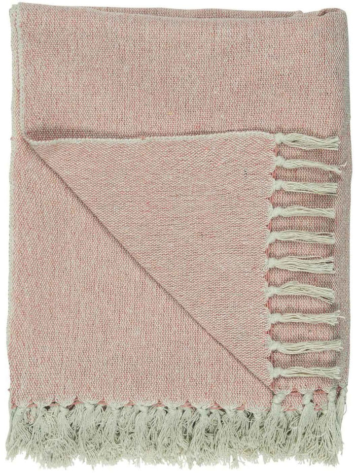 Gefaltetes rosa Faded-Rose-Plaid mit hellen Fransen vor weißem Hintergrund