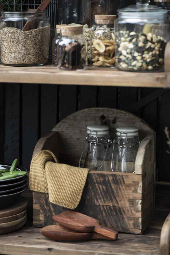 Rustikales Ib Laursen - Wandkiste UNIKA Vorratsregal mit verschiedenen Gläsern gefüllt mit Trockenwaren und einem Holzbehälter mit Küchenutensilien.