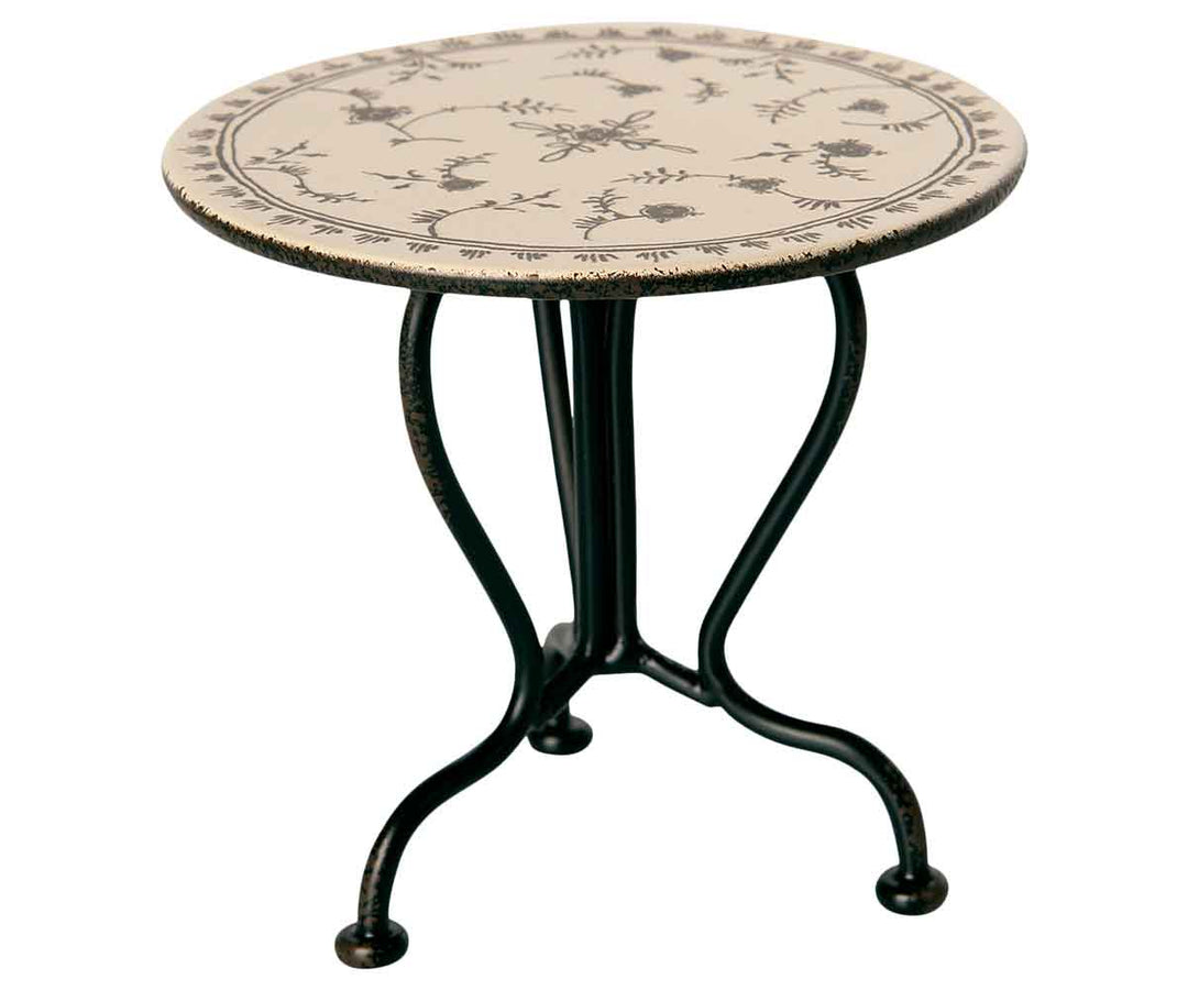 Runder Tisch mit dekorativer Platte und gebogenen Metallbeinen.

Produktname: Maileg - Puppenhaus Vintage Teetisch für Micro Mäuse Anthrazit