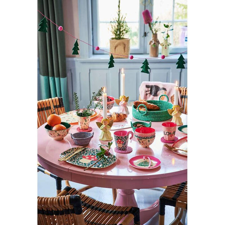 Eine festliche Tischdekoration mit Weihnachtsdekoration, Kerzen und einer bunten Auswahl an Reis – Melamin Schüssel Blumen & Pilz Medium.