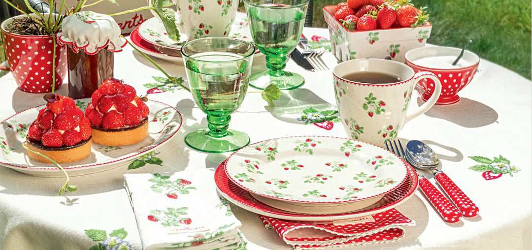 Frau-vor-fenster-mit-badprodukten-aus-marmor