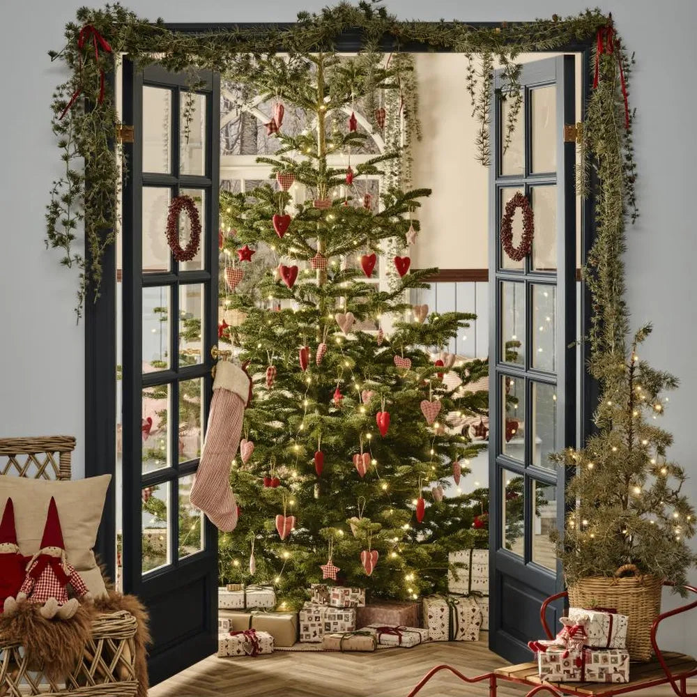 Geschmückter Weihnachtsbaum von Ib Laursen mit Geschenken vor geöffneten Flügeltüren
