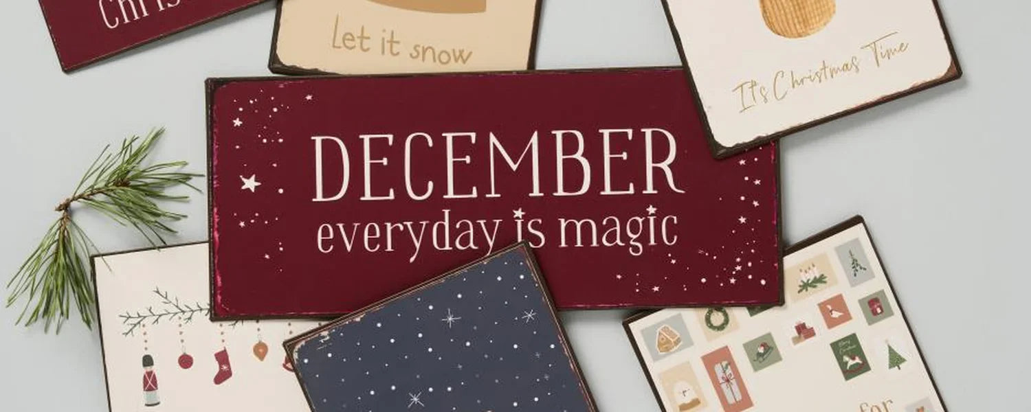 Eine Sammlung festlicher Karten mit einer zentralen Karte mit der Aufschrift "DECEMBER everyday is magic", umgeben von Karten mit weihnachtlichen Motiven und Sprüchen.