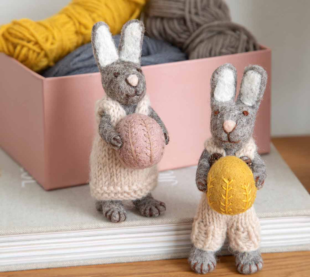 Filzhase mit Osterei