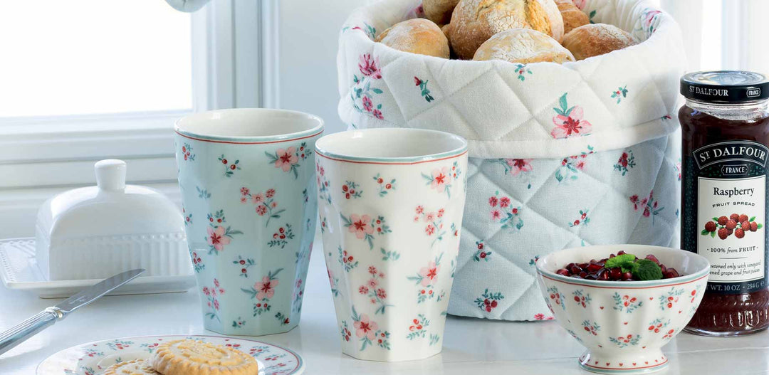 Ein Teller mit Blumen darauf.