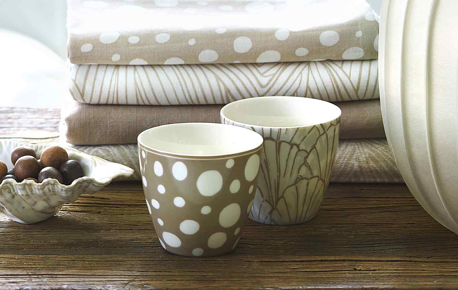 latte Cups auf tisch braune beige farben