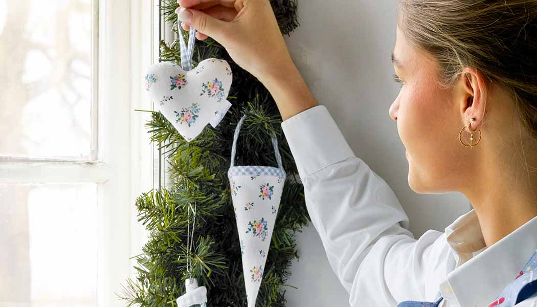 Frau hängt GreenGate Weihnachtsschmuck auf