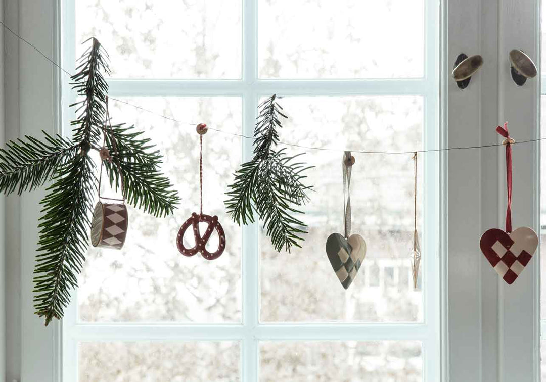 Metallanhänger von Maileg hängen an Schnur