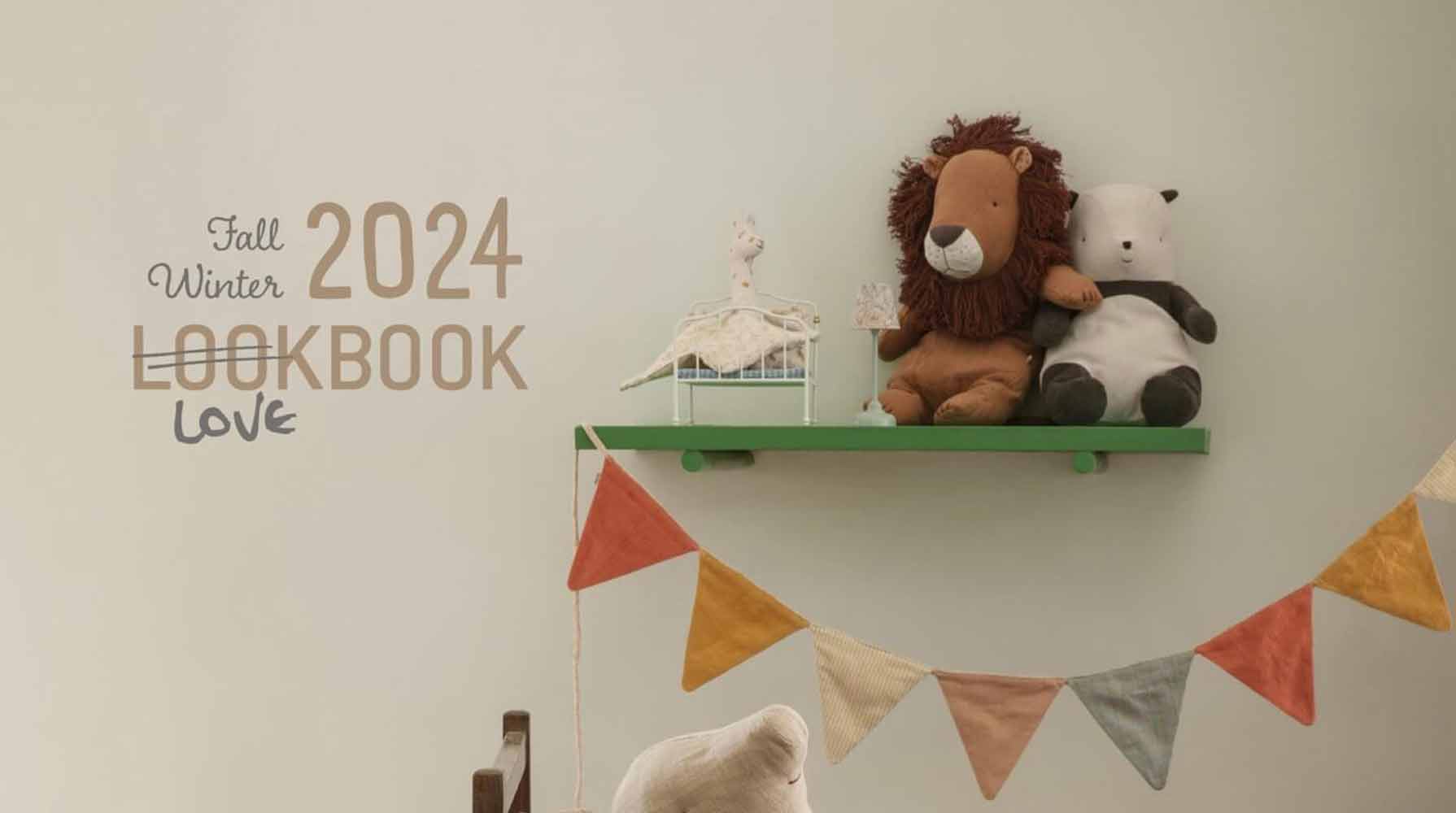 Ein grünes Regal mit ausgestopften Tieren und einem Giraffenspielzeug an einer Wand; links erscheint der Text "Fall Winter 2024 Lookbook". Darunter hängt eine dreieckige Wimpelgirlande.