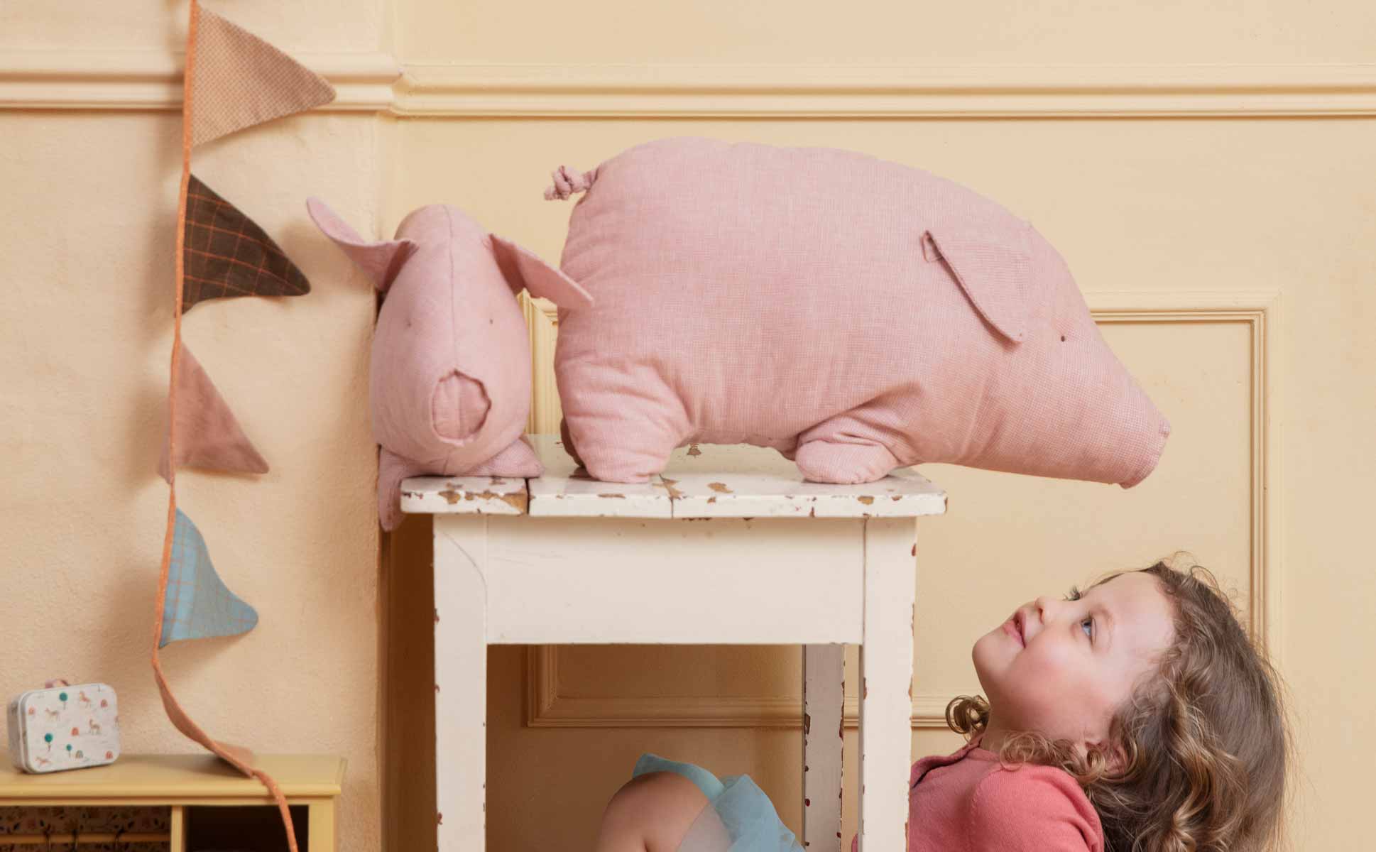 Maileg Stoffschweine und Holzschweine auf Tisch