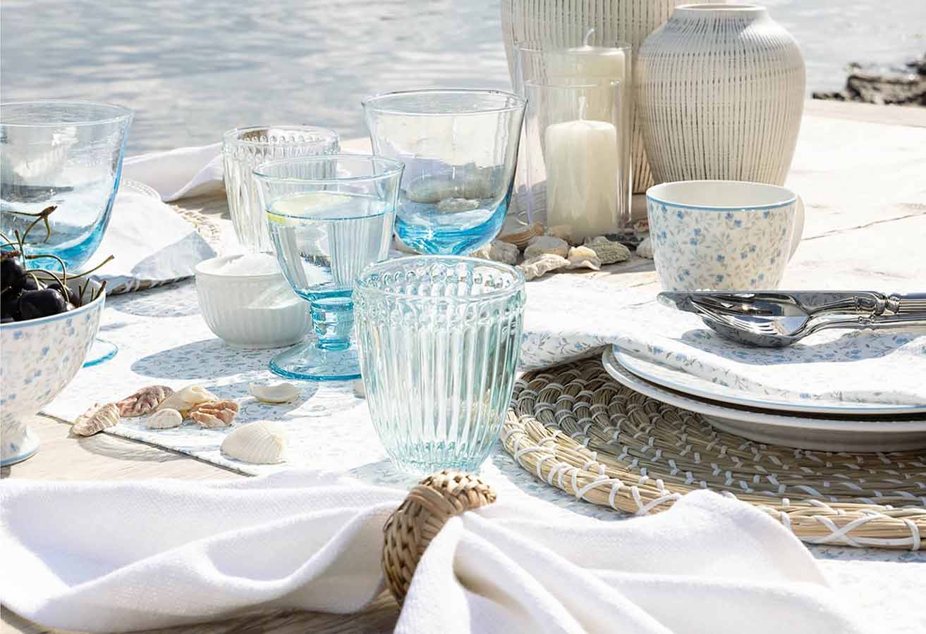 Wasserglas auf gedecktem Tisch