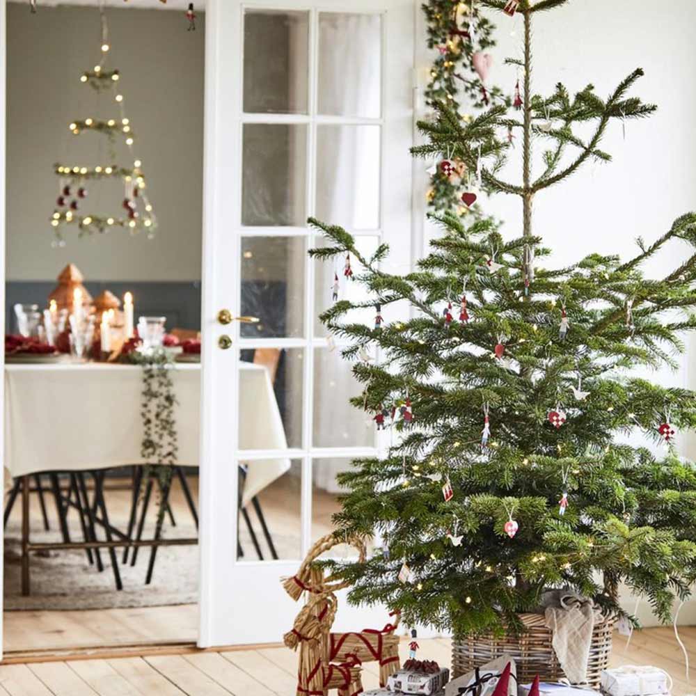 Weihnachtskugel am geschmückten Tannenbaum