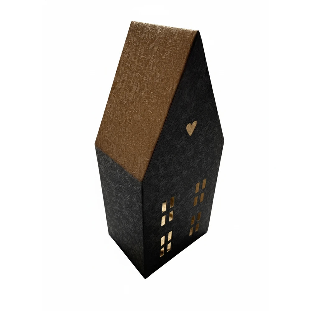 Das Alsaba Home Lichthaus für Kerzen aus Metall in Schwarz-Gold ist ein dekoratives, hausförmiges Windlicht mit ausgeschnittenen Fenstern und einem Herzmotiv am Dach.